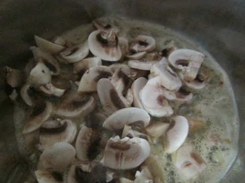 Adding sliced mushrooms to cordon bleu sauce